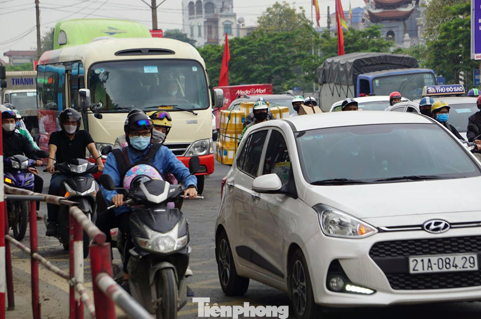 Người dân ùn ùn về quê ngày 30/4, nhiều tuyến phố Hà Nội tê liệt ảnh 2