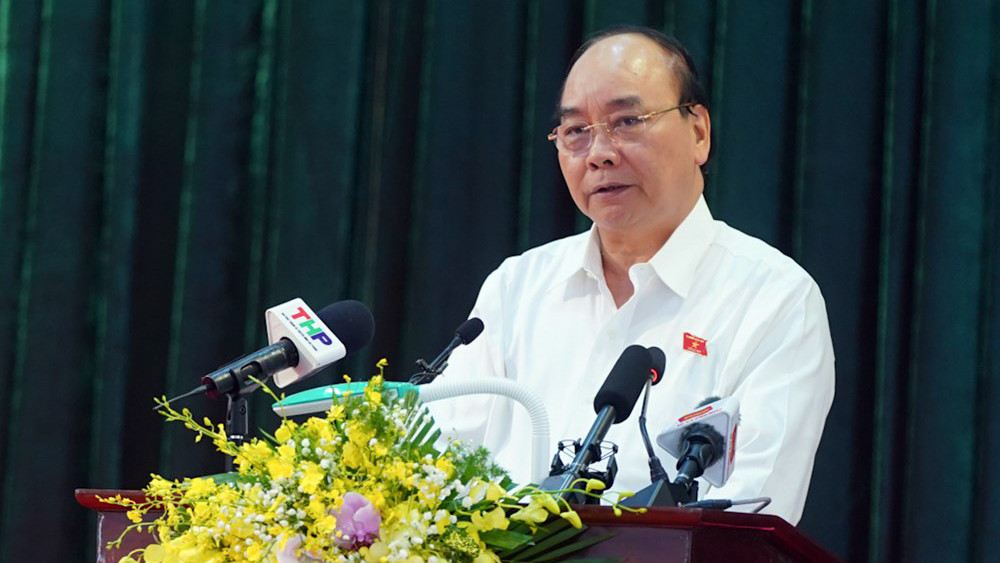 Thur tướng Nguyễn Xuân Phúc trao đổi các vấn đề cử tri quan tâm trong buổi tiếp xúc tại huyện An Lão (TP Hải Phòng). Ảnh: VGP/Quang Hiếu. Thủ tướng giải đáp thắc mắc của cử tri về phát triển kinh tế - xã hội ở Hải Phòng ảnh 2
