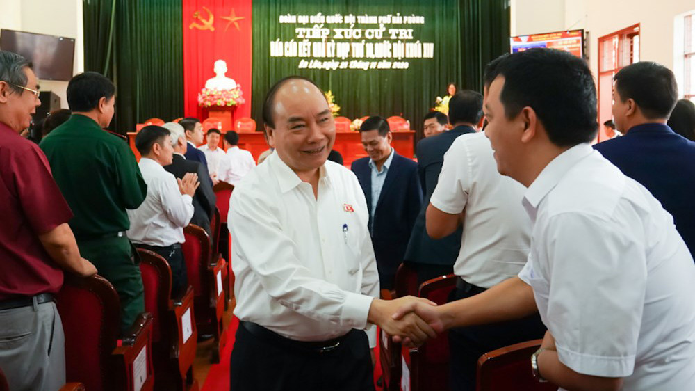 Thủ tướng Nguyễn Xuân Phúc tiếp xúc cử tri tại huyện An Lão, TP Hải Phòng ngày 21/11. Ảnh: VGP/Quang Hiếu. Thủ tướng giải đáp thắc mắc của cử tri về phát triển kinh tế - xã hội ở Hải Phòng ảnh 1