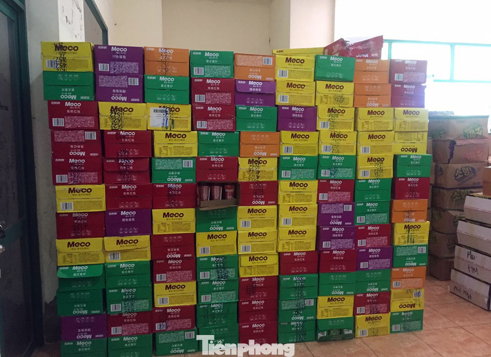 Cận cảnh hơn 10 tấn bánh trung thu, trà sữa nhập lậu ảnh 5