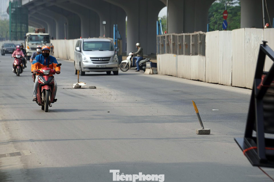 Xử lý hàng loạt nắp cống 'bẫy xe' trên đường Phạm Văn Đồng ảnh 3