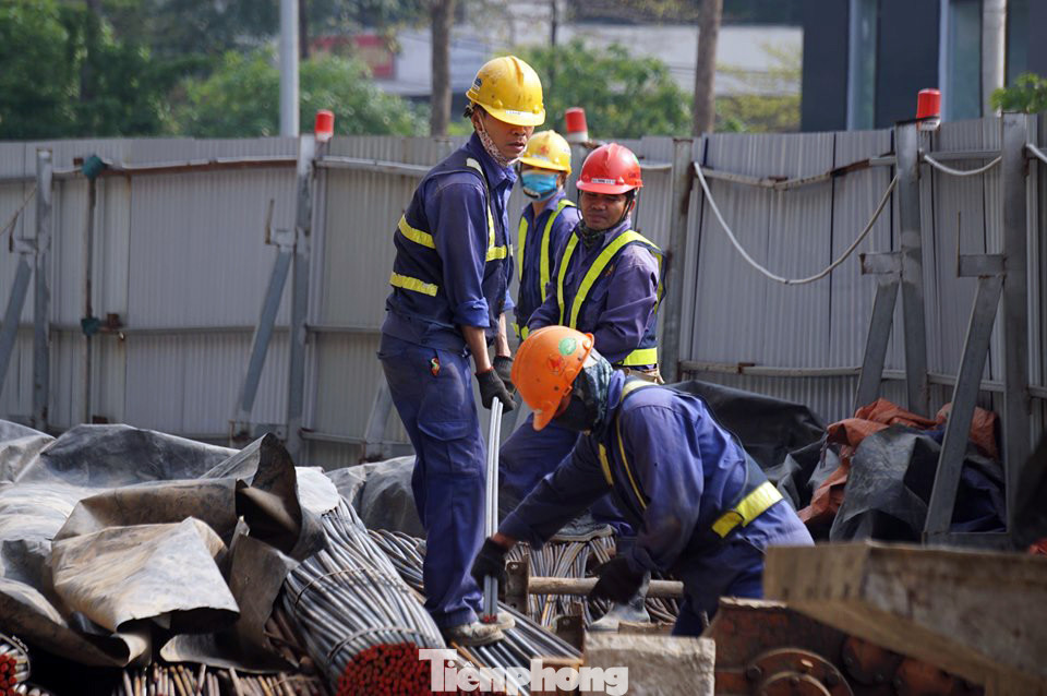 Xử lý hàng loạt nắp cống 'bẫy xe' trên đường Phạm Văn Đồng ảnh 7