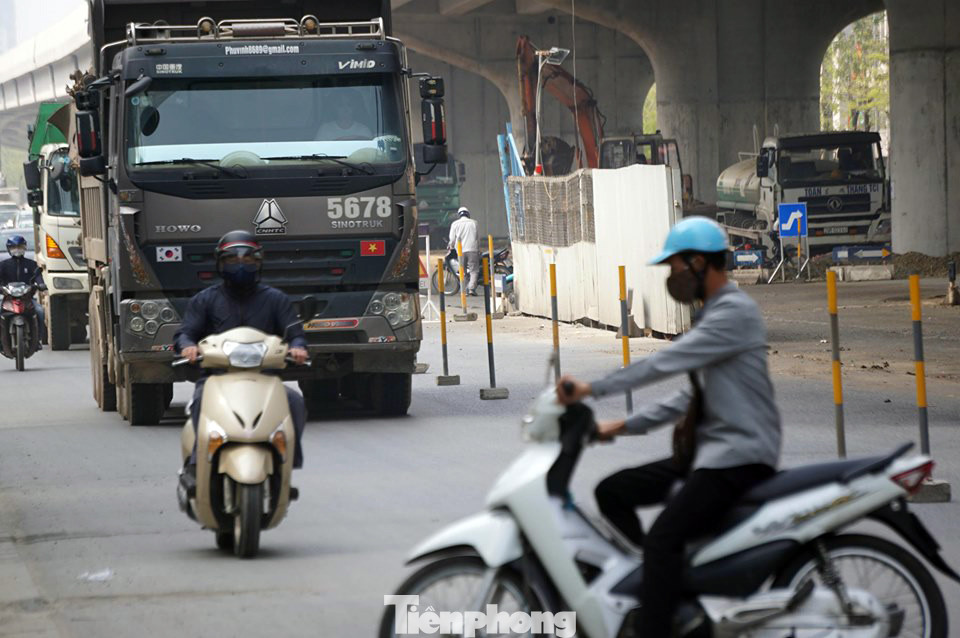 Xử lý hàng loạt nắp cống 'bẫy xe' trên đường Phạm Văn Đồng ảnh 9