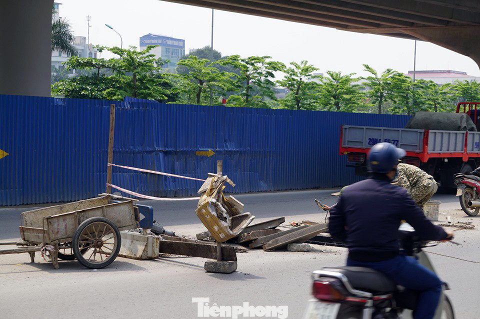 Xử lý hàng loạt nắp cống 'bẫy xe' trên đường Phạm Văn Đồng ảnh 4
