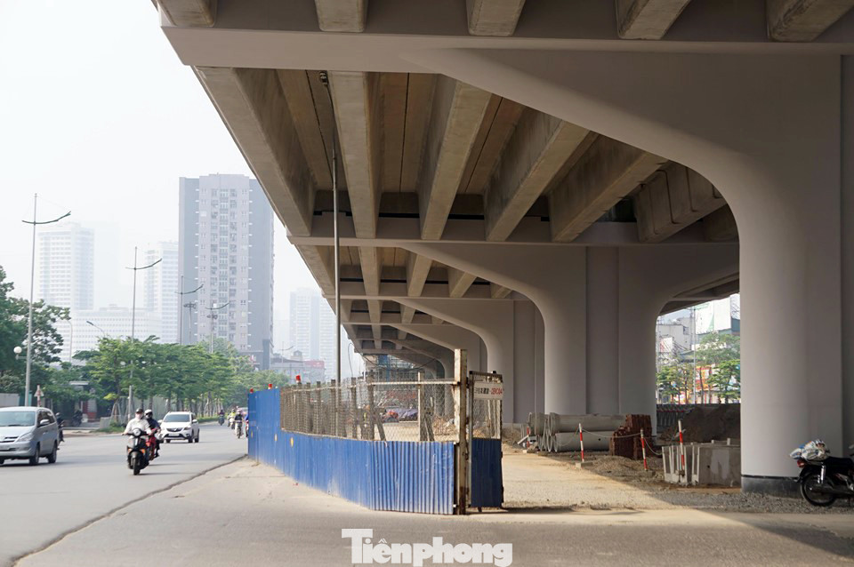 Xử lý hàng loạt nắp cống 'bẫy xe' trên đường Phạm Văn Đồng ảnh 8