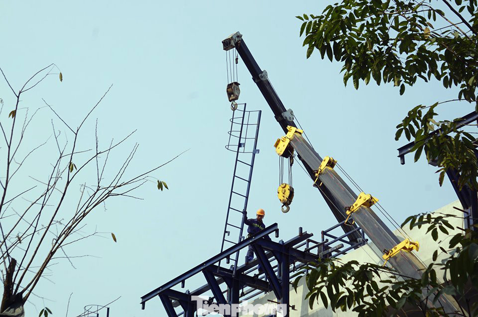 Xử lý hàng loạt nắp cống 'bẫy xe' trên đường Phạm Văn Đồng ảnh 6