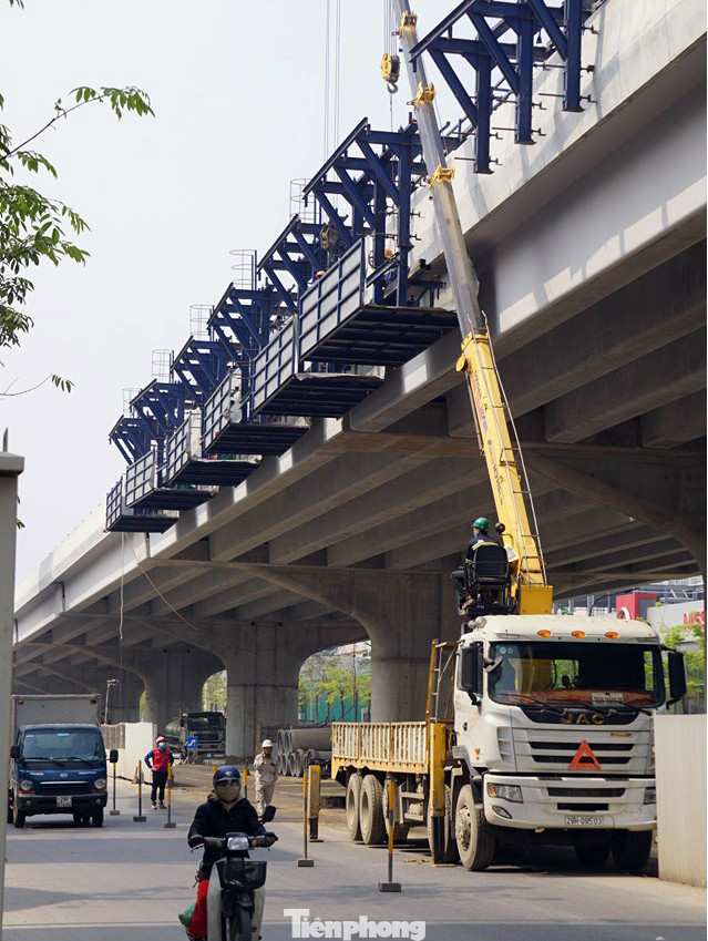 Xử lý hàng loạt nắp cống 'bẫy xe' trên đường Phạm Văn Đồng ảnh 5