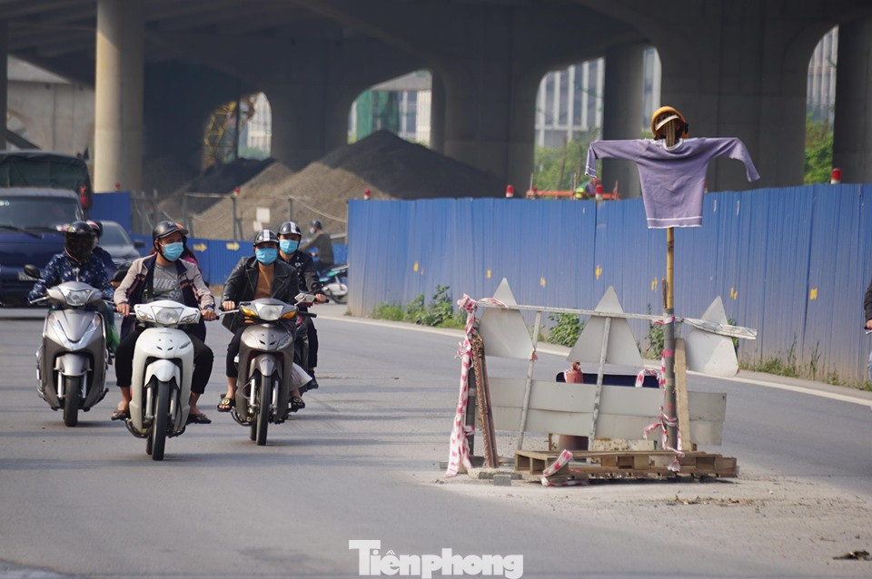 Xử lý hàng loạt nắp cống 'bẫy xe' trên đường Phạm Văn Đồng ảnh 2