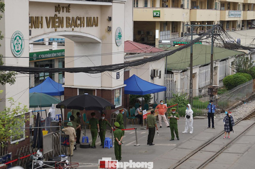 Lập chốt bảo vệ, siết chặt an ninh quanh Bệnh viện Bạch Mai ảnh 1
