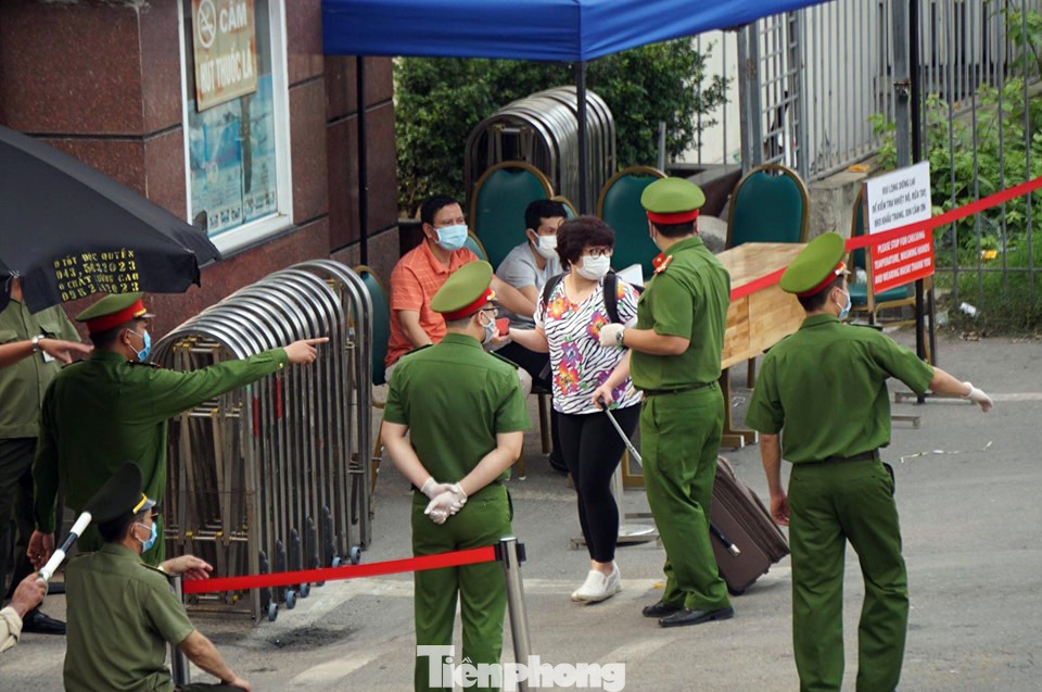 Lập chốt bảo vệ, siết chặt an ninh quanh Bệnh viện Bạch Mai ảnh 7