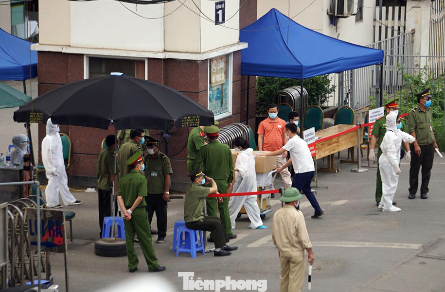 Lập chốt bảo vệ, siết chặt an ninh quanh Bệnh viện Bạch Mai ảnh 9