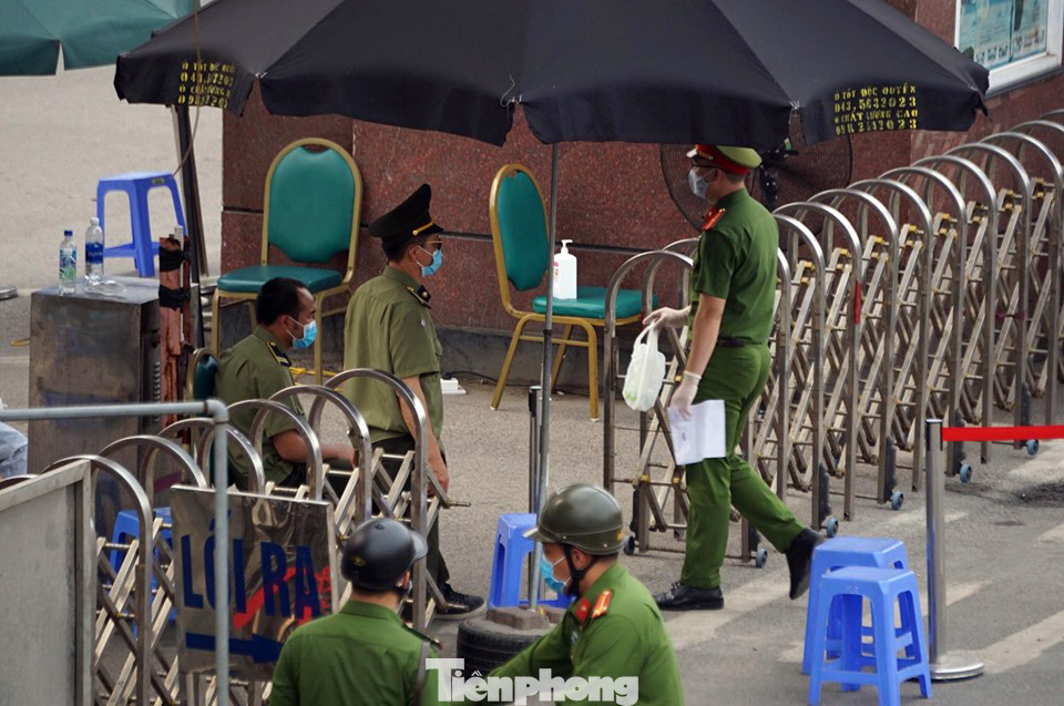 Lập chốt bảo vệ, siết chặt an ninh quanh Bệnh viện Bạch Mai ảnh 5