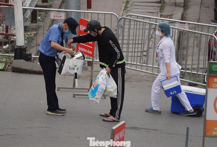 Lập chốt bảo vệ, siết chặt an ninh quanh Bệnh viện Bạch Mai ảnh 4