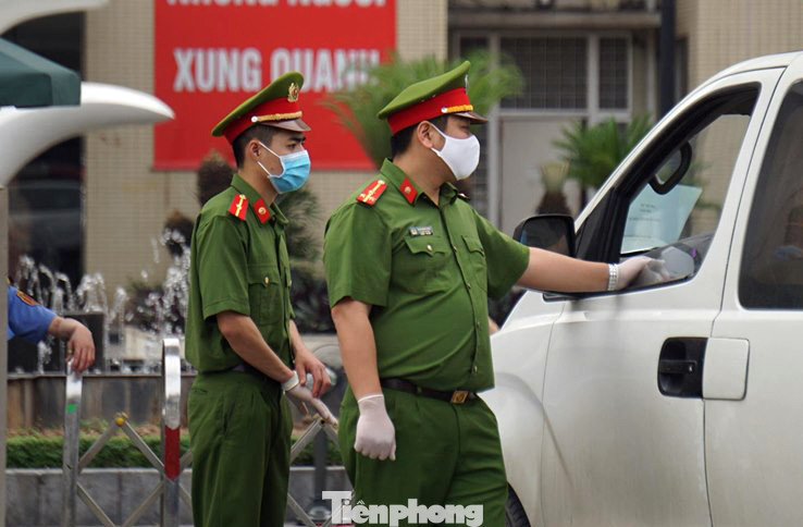 Lập chốt bảo vệ, siết chặt an ninh quanh Bệnh viện Bạch Mai ảnh 6