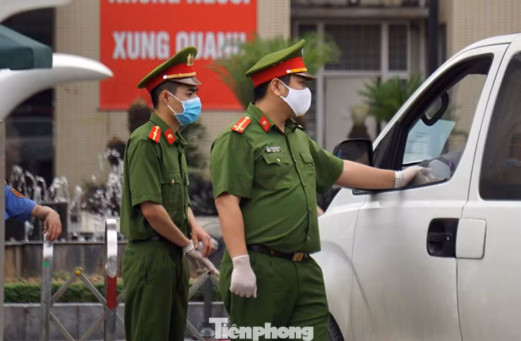 Lập chốt bảo vệ, siết chặt an ninh quanh Bệnh viện Bạch Mai ảnh 6