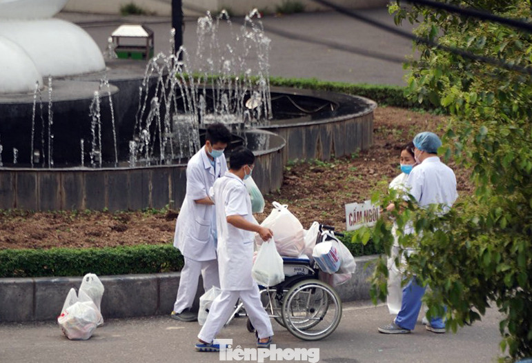 Lập chốt bảo vệ, siết chặt an ninh quanh Bệnh viện Bạch Mai ảnh 10
