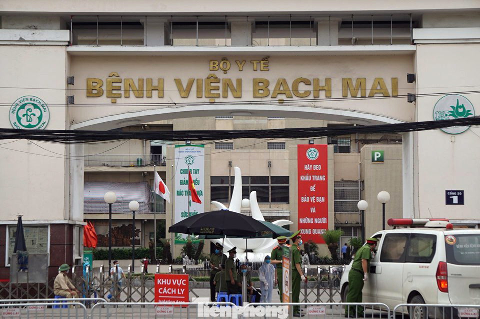Lập chốt bảo vệ, siết chặt an ninh quanh Bệnh viện Bạch Mai ảnh 2