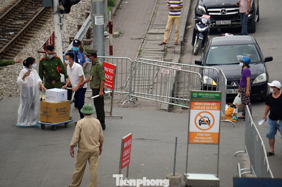 Lập chốt bảo vệ, siết chặt an ninh quanh Bệnh viện Bạch Mai ảnh 3