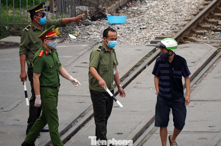 Lập chốt bảo vệ, siết chặt an ninh quanh Bệnh viện Bạch Mai ảnh 8