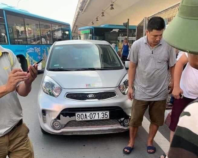 Ô tô đâm ngã rồi kéo lê trung úy CSGT trên phố Hà Nội ảnh 1