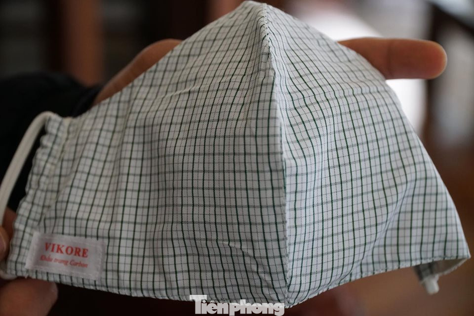 Tặng hàng nghìn khẩu trang 7 lớp, cồn sát khuẩn cho học sinh ở Cầu Giấy ảnh 4