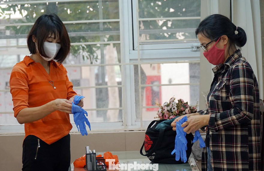 Tặng hàng nghìn khẩu trang 7 lớp, cồn sát khuẩn cho học sinh ở Cầu Giấy ảnh 3