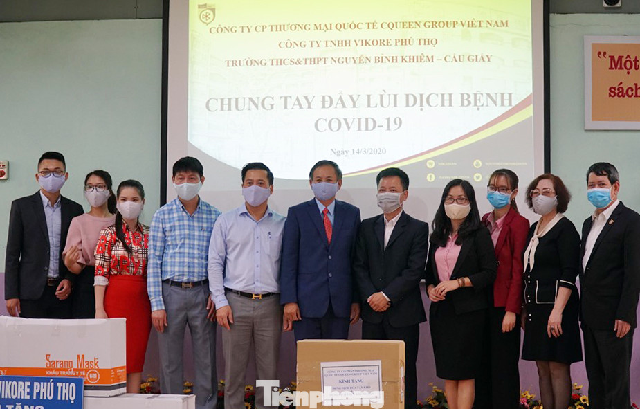 Tặng hàng nghìn khẩu trang 7 lớp, cồn sát khuẩn cho học sinh ở Cầu Giấy ảnh 8