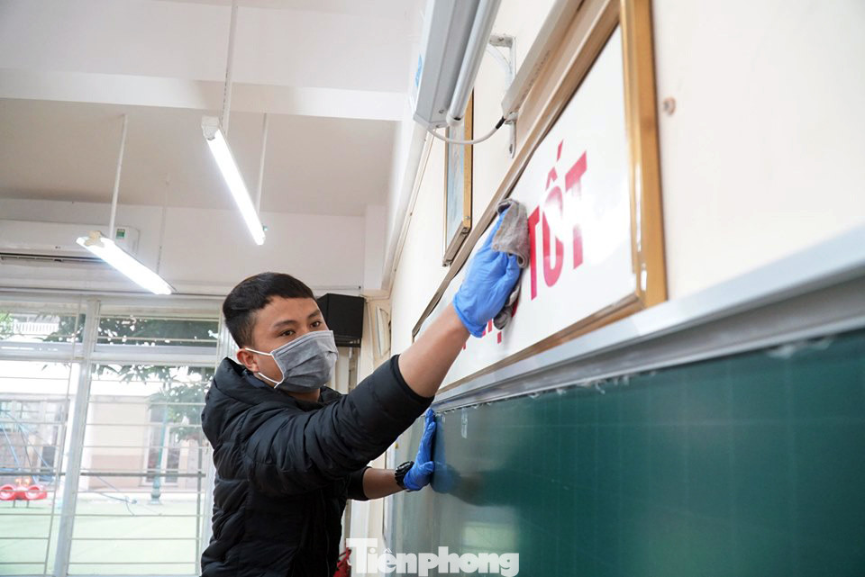 Tặng hàng nghìn khẩu trang 7 lớp, cồn sát khuẩn cho học sinh ở Cầu Giấy ảnh 5