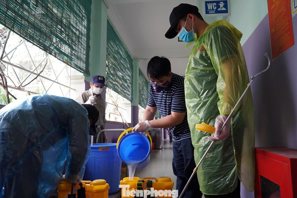 Tặng hàng nghìn khẩu trang 7 lớp, cồn sát khuẩn cho học sinh ở Cầu Giấy ảnh 1