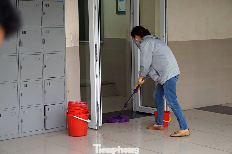 Tặng hàng nghìn khẩu trang 7 lớp, cồn sát khuẩn cho học sinh ở Cầu Giấy ảnh 6