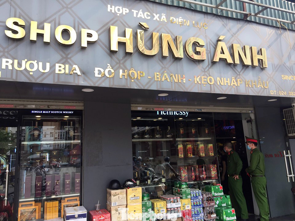 Theo chân cảnh sát đi tuần, phạt người không đeo khẩu trang nơi công cộng ảnh 11