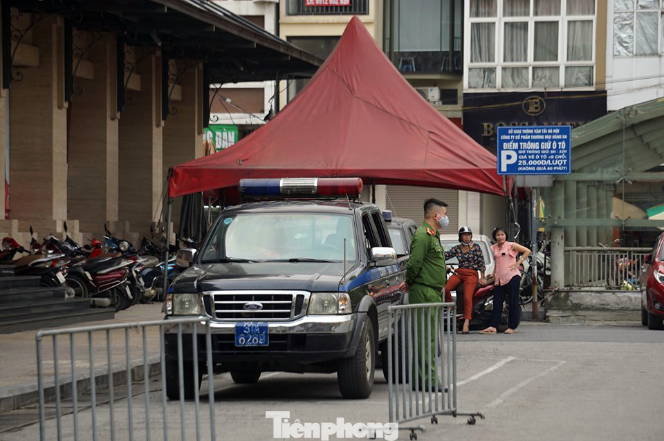 Theo chân cảnh sát đi tuần, phạt người không đeo khẩu trang nơi công cộng ảnh 10