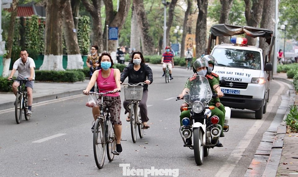 Theo chân cảnh sát đi tuần, phạt người không đeo khẩu trang nơi công cộng ảnh 12