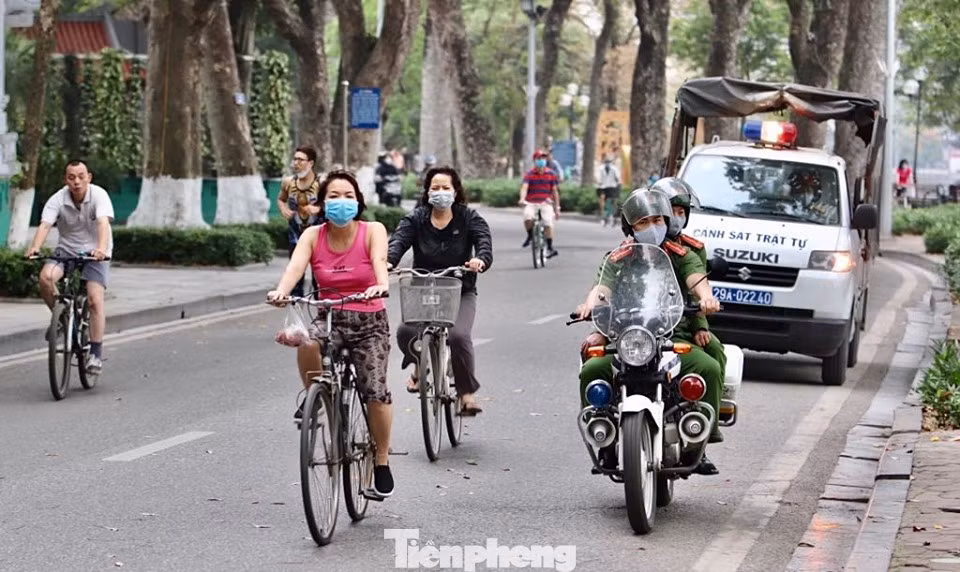 Theo chân cảnh sát đi tuần, phạt người không đeo khẩu trang nơi công cộng ảnh 12