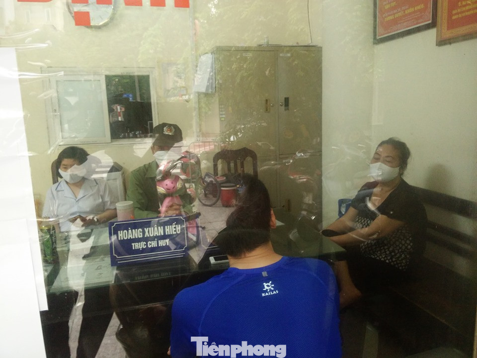 Theo chân cảnh sát đi tuần, phạt người không đeo khẩu trang nơi công cộng ảnh 13