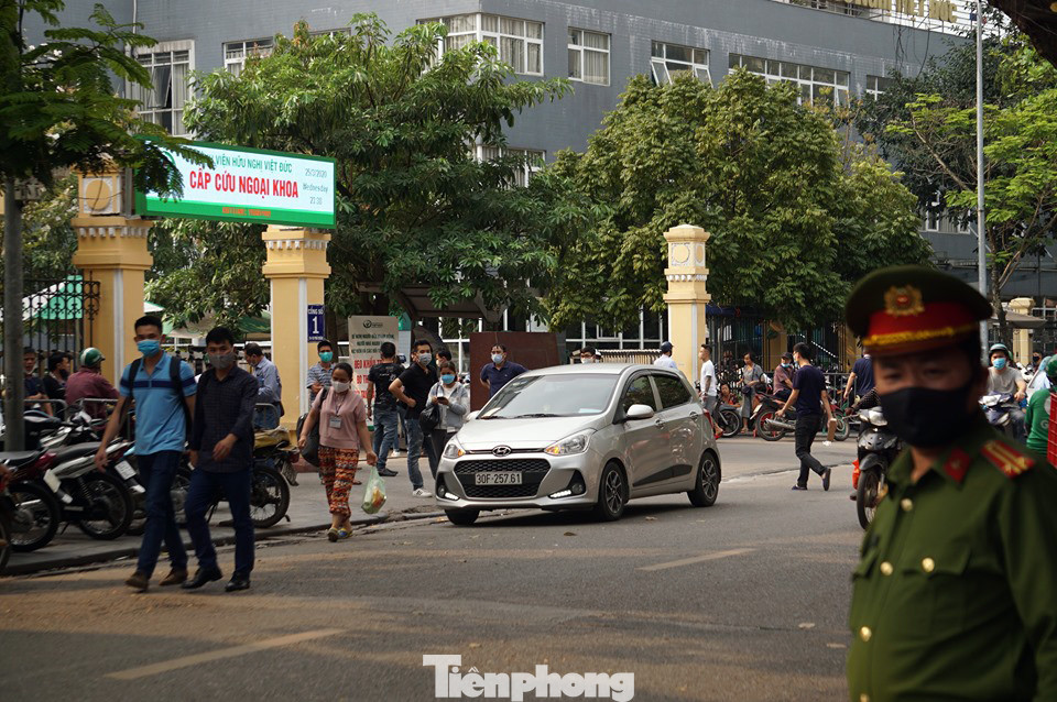 Theo chân cảnh sát đi tuần, phạt người không đeo khẩu trang nơi công cộng ảnh 9