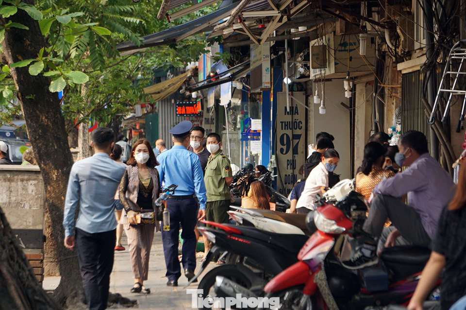 Theo chân cảnh sát đi tuần, phạt người không đeo khẩu trang nơi công cộng ảnh 8