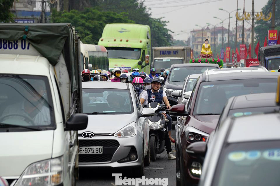 Người dân ùn ùn về quê ngày 30/4, nhiều tuyến phố Hà Nội tê liệt ảnh 3