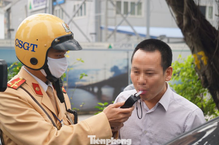 Tài xế vi phạm nồng độ cồn, gây tai nạn rồi gọi điện cầu cứu người thân ảnh 1