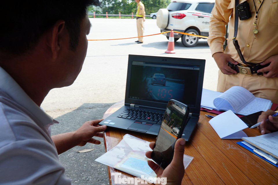 Mục kích cảnh sát tổng kiểm soát giao thông trên cao tốc Nội Bài - Lào Cai ảnh 6