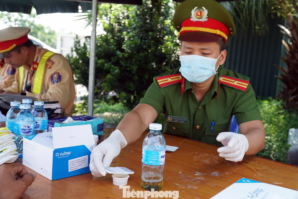 Mục kích cảnh sát tổng kiểm soát giao thông trên cao tốc Nội Bài - Lào Cai ảnh 8