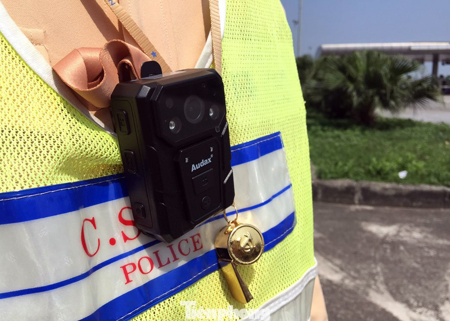 Mục kích cảnh sát tổng kiểm soát giao thông trên cao tốc Nội Bài - Lào Cai ảnh 3