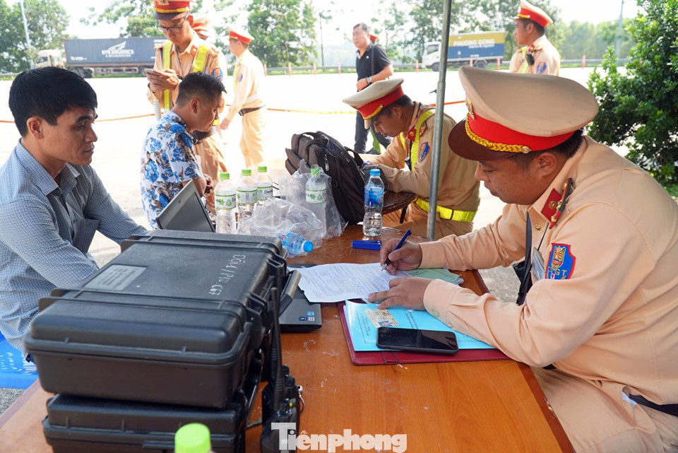 Mục kích cảnh sát tổng kiểm soát giao thông trên cao tốc Nội Bài - Lào Cai ảnh 4