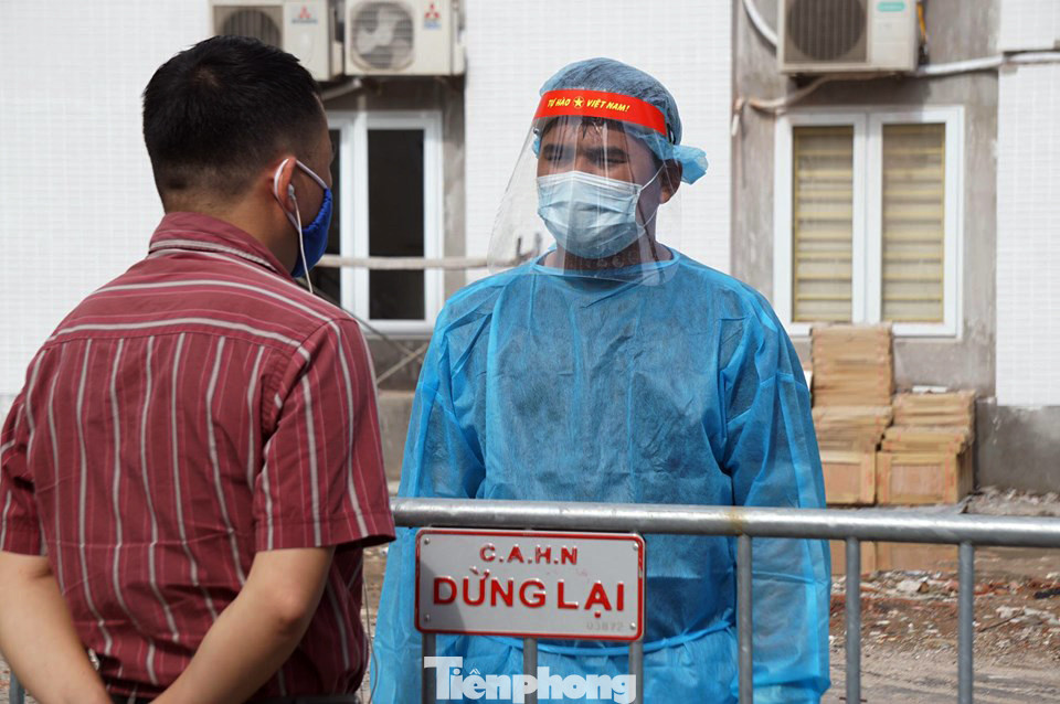 Công an siết chặt an ninh tại Bệnh viện E sau ca mắc COVID-19 ảnh 10