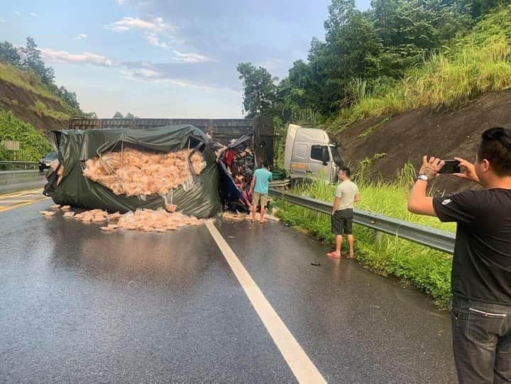 Va chạm trên cao tốc Nội Bài - Lào Cai, 2 người tử vong ảnh 1