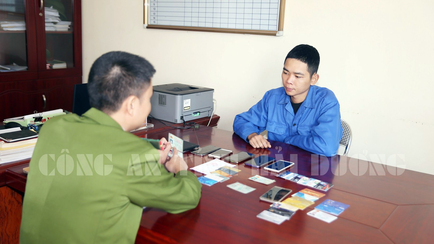 Bắt đối tượng giả công an lừa chiếm hàng trăm triệu đồng ở Hải Dương ảnh 1