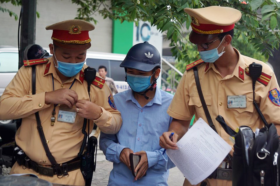 CSGT Hà Nội ra quân tổng kiểm soát, xử lý vi phạm giao thông ảnh 8