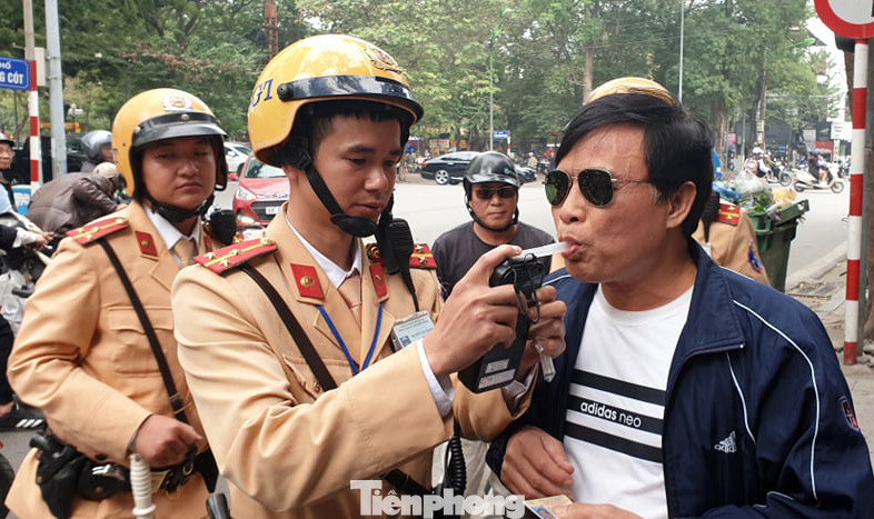 Tự xưng Vụ trưởng Bộ Giáo dục khi CSGT yêu cầu đo nồng độ cồn ảnh 3