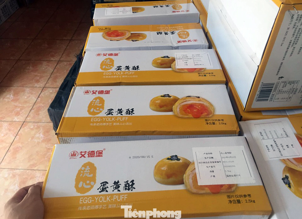 Cận cảnh hơn 10 tấn bánh trung thu, trà sữa nhập lậu ảnh 8
