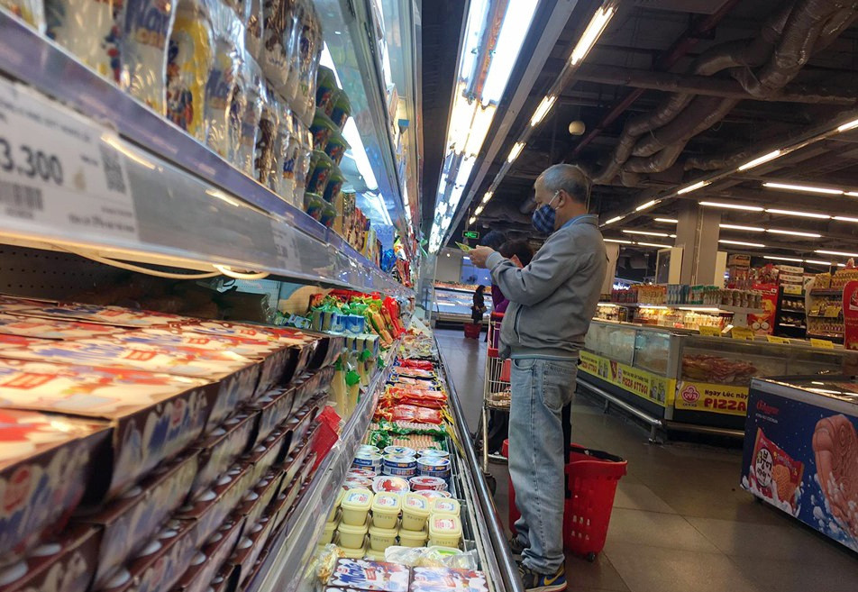 Ngày đầu bắt buộc đeo khẩu trang nơi công cộng ở Hà Nội ảnh 17